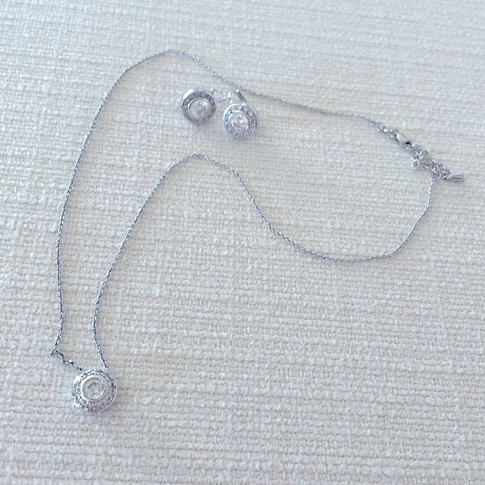 Silver necklace and earring set!